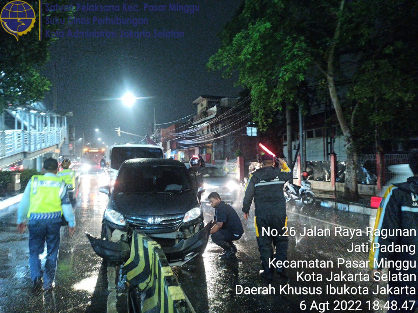Kecelakaan Lalu lintas di Jl. Warung Buncit ( depan Halte Jatipadang )  Wilayah Pasar Minggu Jakarta Selatan