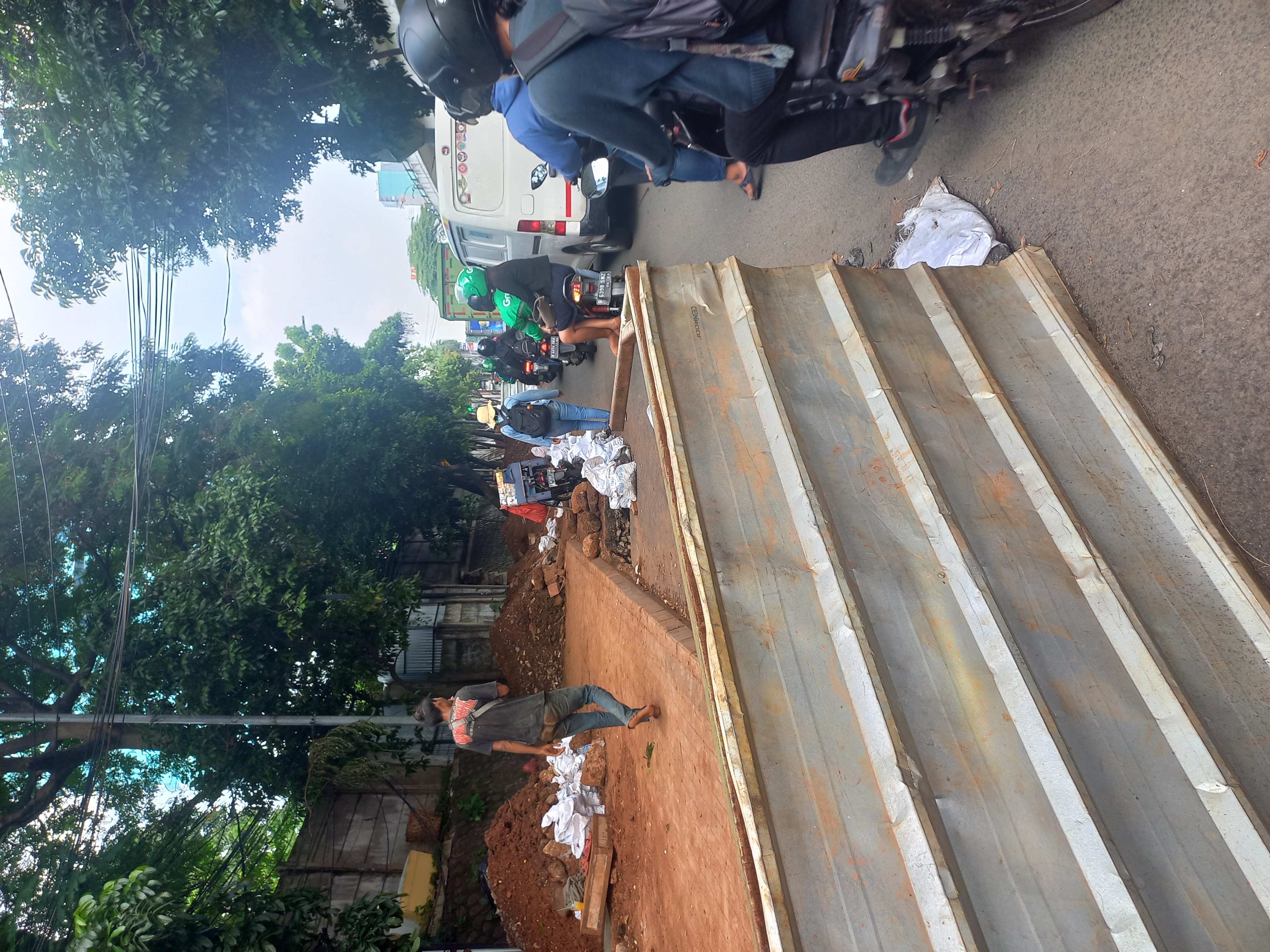 Perbaikan Jalan/ Pekerjaan Umum di Tendean transtv Wilayah Mampang Jakarta Selatan