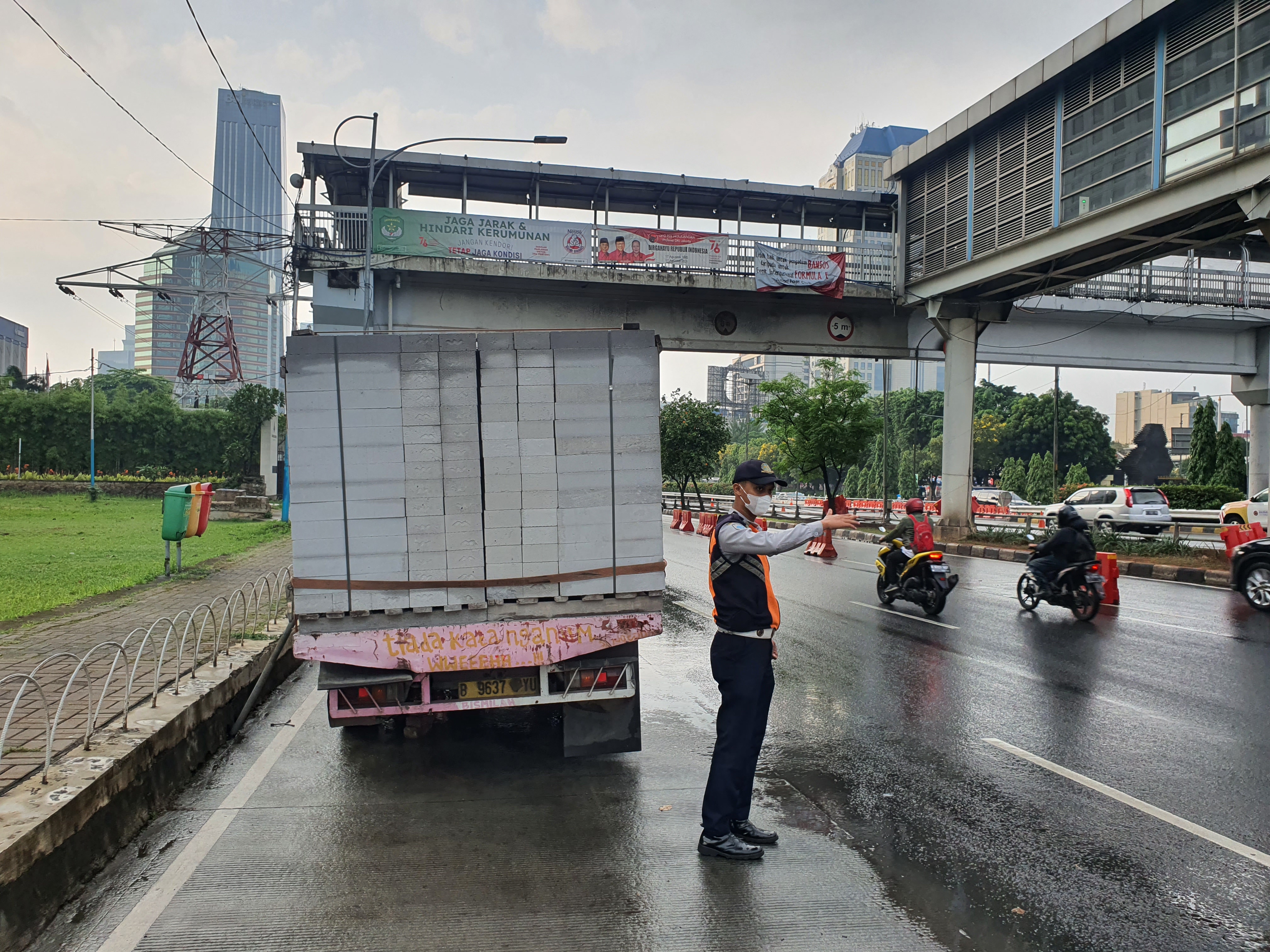 Mobil Mengalami Ban Kempes di Jalan Gatot Soebroto  Wilayah Setiabudi Jakarta Selatan